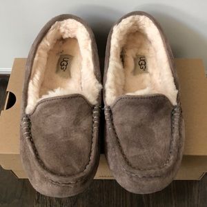 UGG Ansley slippers(Size 6)